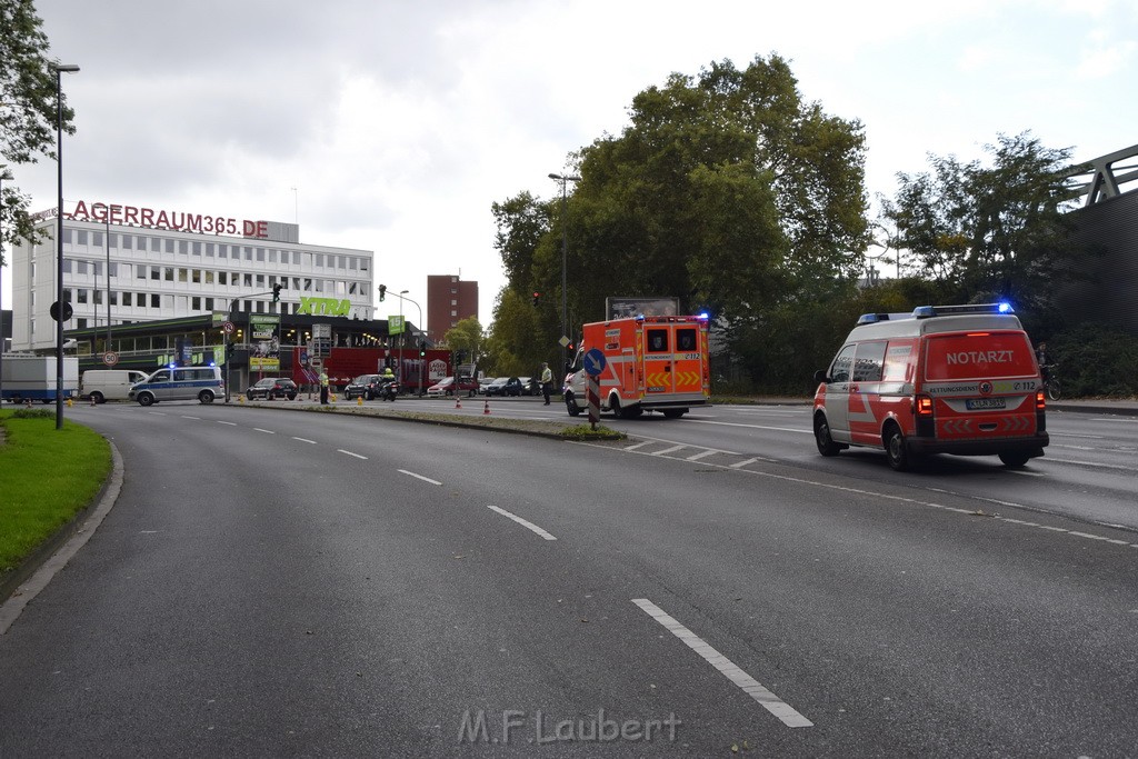 LKW blieb unter Bruecke haengen Koeln Ehrenfeld Innere Kanalstr Hornstr P462.JPG - Miklos Laubert